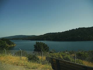 Contrata-se para manutenção de lago artificial