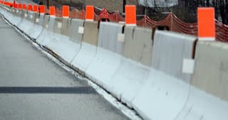 Licitação para instalação de barreira de concreto em via de acesso