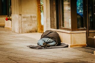 Contrata-se serviço de acolhimento a pessoas em situação de rua